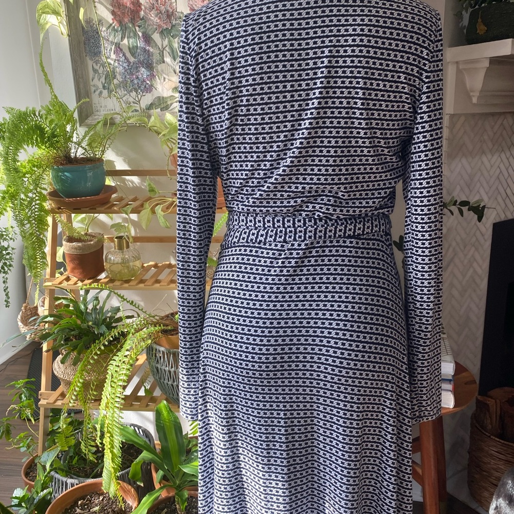 Banana Republic Factory wrapped dress long sleeves. Soft! Fabulous! Sexy v neck - Picture 7 of 9